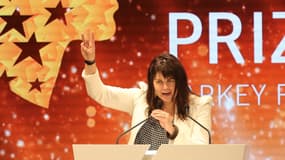 Maggie MacDonnell lors de la réception de son prix, le 19 mars, à Dubaï.