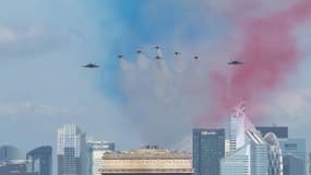 Arrivée de la Patrouille de France qui survole les Champs-Élysées