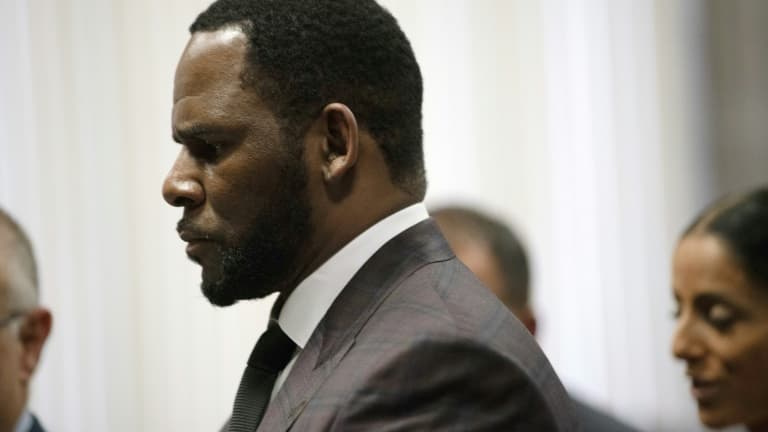 Le chanteur R. Kelly, le 26 juin 2019 dans un tribunal de Chicago. Son procès à New York pour de multiples abus sexuels, a commencé mercredi