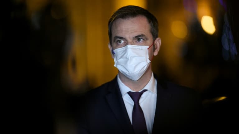 Le ministre de la Santé Olivier Véran en visite dans un centre de vaccination, le 23 décembre 2021 à Paris