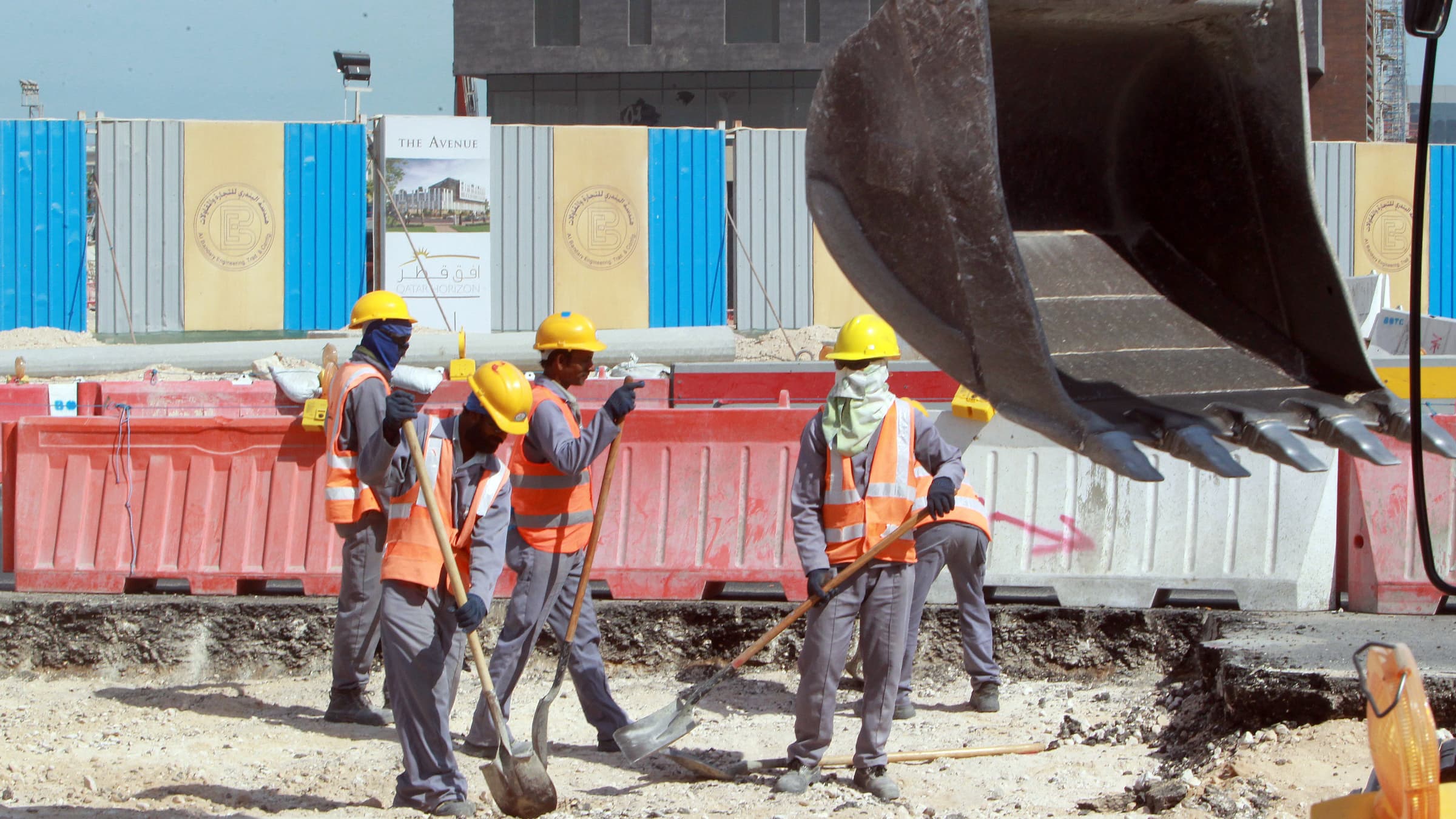 Des ouvriers sur l'un des chantiers du Mondial-2022, à Doha, au Qatar, en novembre 2014. Des ouvriers sur l'un des chantiers du Mondial-2022, à Doha, au Qatar, en novembre 2014.