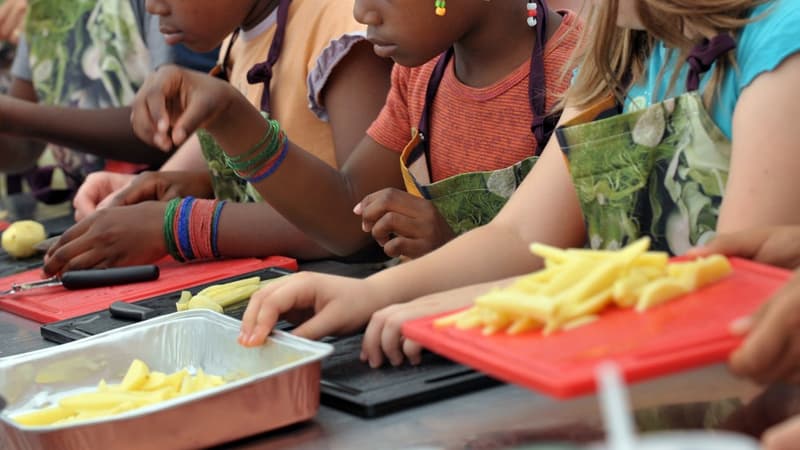 Des enfants participent à un cours de cuisine le 09 juillet 2009 à Strasbourg lors du festival Food Culture (photo d'illustration)
