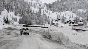 Un véhicule sur une route menant à Val d'Isère, le 9 janvier 2018 dans les Alpes. 