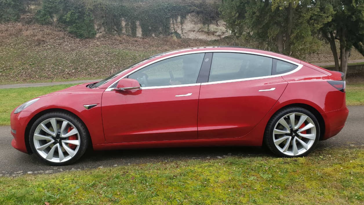 Avec 4,7 mètres de long, la Model 3 est près de 30 cm plus courte que la Model S. Avec 4,7 mètres de long, la Model 3 est près de 30 cm plus courte que la Model S.
