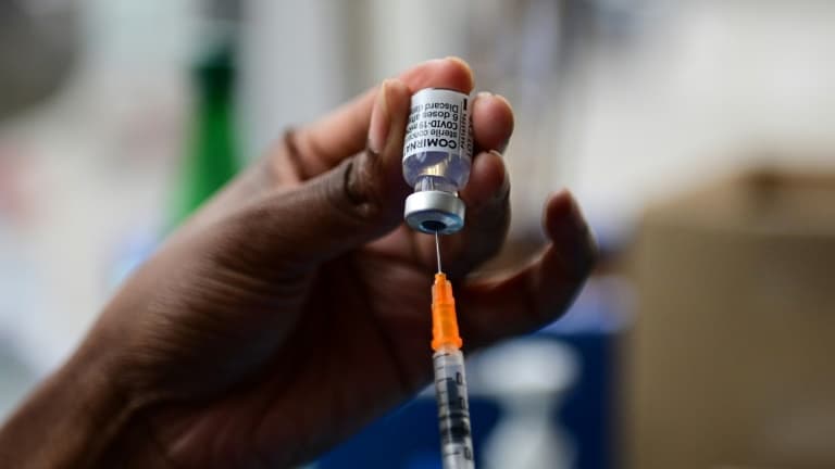 Préparation d'une dose de vaccin contre le Covid-19, dans un centre de la Croix Rouge Place de la République à Paris, le 29 juin 2021