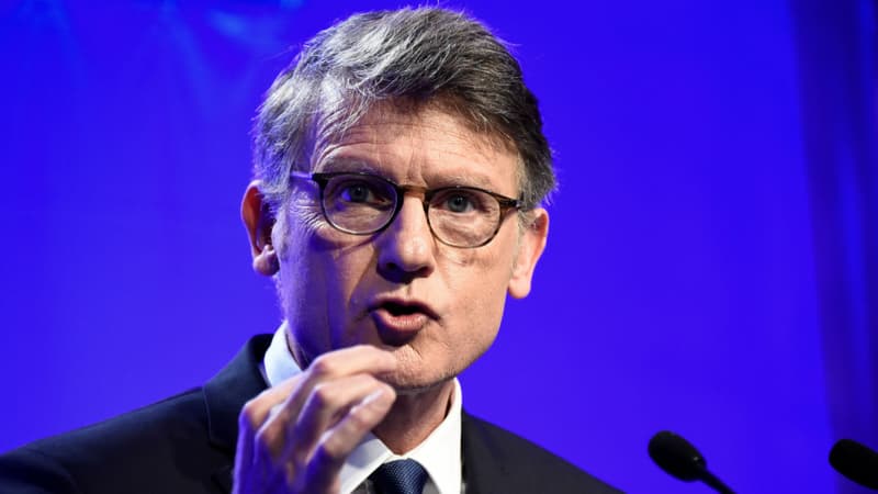 Le candidat à la primaire de la gauche Vincent Peillon présente son programme à Paris le 3 janvier 2017.