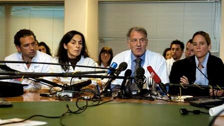 Le professeur René Frydman (2e à droite) et son équipe, les docteurs Frédéric Lamazou (à gauche), Nelly Achour-Frydman et Julie Stephan lors d'une conférence de presse à l'hôpital Antoine Béclère de Clamart. L'annonce mardi de la naissance du premier "béb