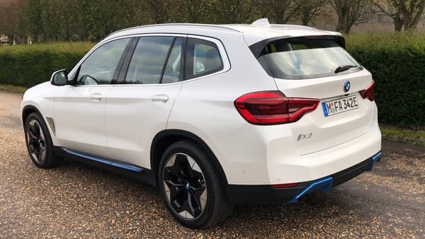 Le iX3 garde la taille du modèle thermique (4,70 m), mais perd un peu de volume de coffre: 510 litres, la trappe de 40 litres dans le soubassement disparait au profit des batteries. Le iX3 garde la taille du modèle thermique (4,70 m), mais perd un peu de volume de coffre: 510 litres, la trappe de 40 litres dans le soubassement disparait au profit des batteries.