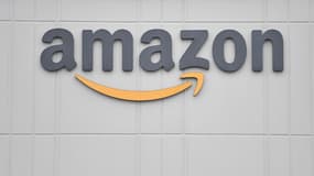 Le logo du géant américain de la distribution Amazon, le 30 mars 2020 dans un centre à Staten Island à New York