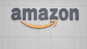 Le logo du géant américain de la distribution Amazon, le 30 mars 2020 dans un centre à Staten Island à New York.