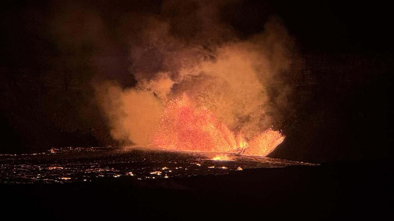 Une vue d'une nouvelle éruption du volcan Kilaeau sur la Grande île d'Hawaï, le 23 décembre 2024.