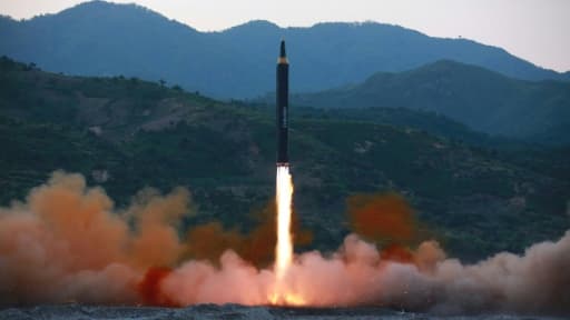 Photo fournie le 14 mai 2017 par l'agence officielle nord-coréenne Kcna d'un tir de missile balistique nord-coréen dans un lieu non précisé