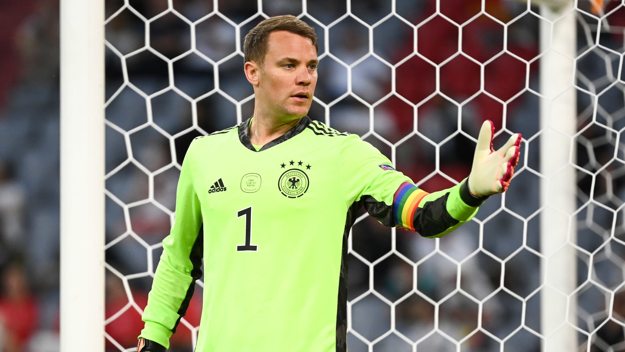 Manuel Neuer avec son brassard arc-en-ciel contre les Bleus