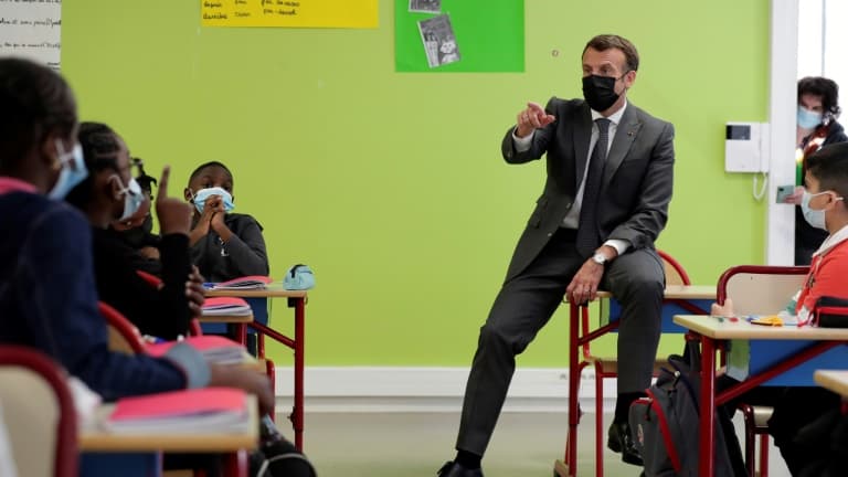 Le président Emmanuel Macron en visite dans une école à Melun, le 26 avril 2021 (photo d'illustration)