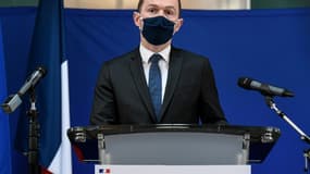 Le ministre des Comptes publics Olivier Dussopt annonce un plan de lutte contre les contrefaçons, le 22 février 2021 à l'aéroport de Roissy-Charles-de-Gaulle