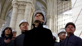 Emmanuel Macron sur le chantier de restauration de la cathédrale Notre-Dame de Paris, endommagée par un incendie dévastateur il y a quatre ans, à Paris, France, le 14 avril 2023.