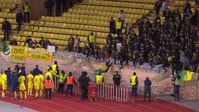 Les joueurs du FC Nantes discutent avec leurs supporters après le naufrage à Louis-II, 15 février 2025
