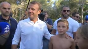 Le premier bain de foule d’Emmanuel Macron en vacances à Bormes-les-Mimosas