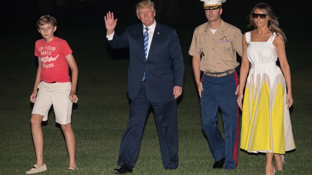 Barron Trump et ses parents, Donald et Melania Trump, lors de leur retour à Washington DC, le 20 août 2017.