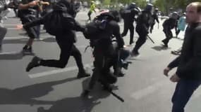Un gendarme a été agressé mardi en marge d'une manifestation le 14 juillet à Paris.