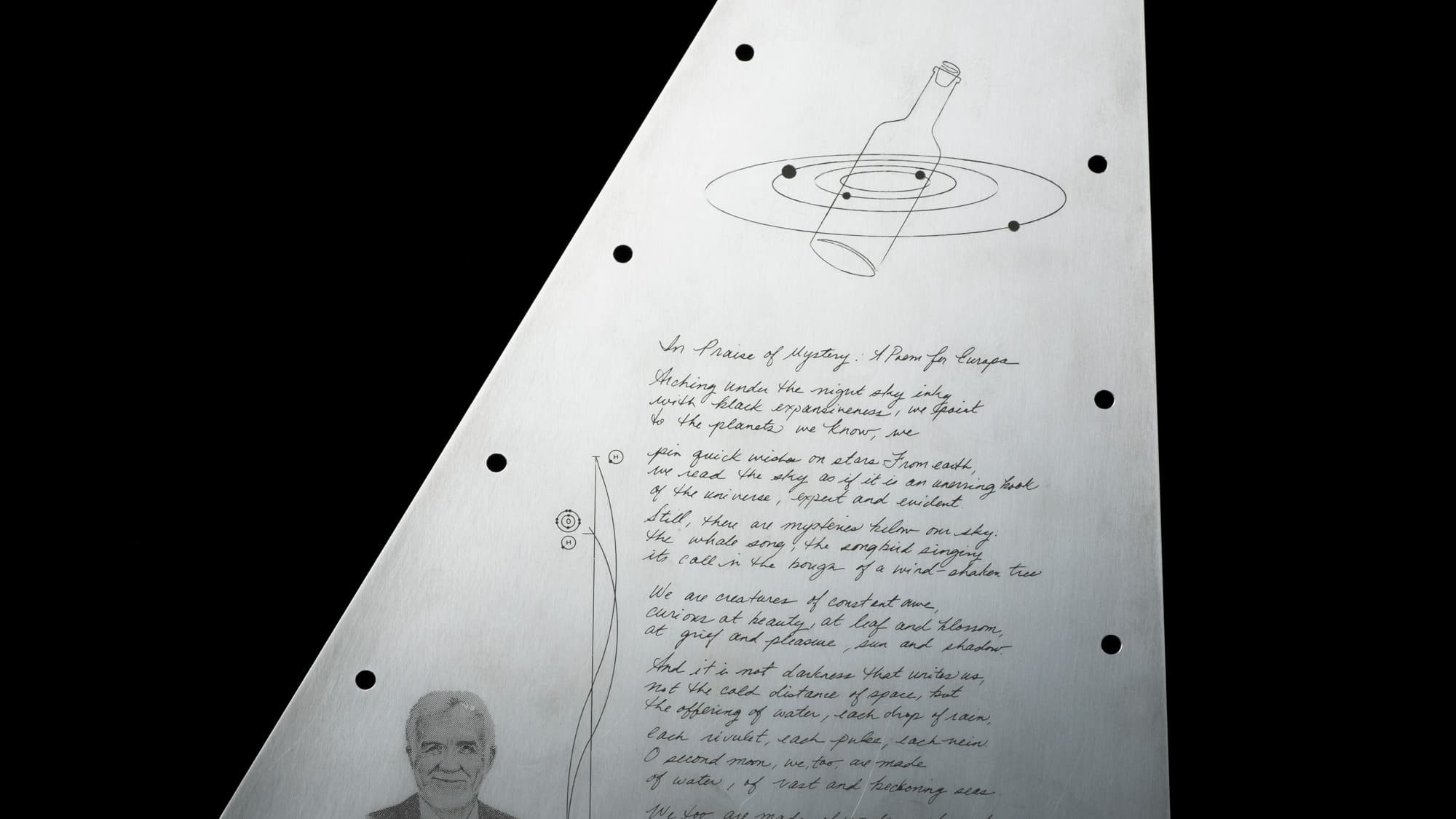 Photo de la plaque métallique qui accompagnera le vaisseau spatial Europa Clipper lors de son lancement, publiée par la NASA sur X (ex-Twitter) le 8 mars 2024. Photo de la plaque métallique qui accompagnera le vaisseau spatial Europa Clipper lors de son lancement, publiée par la NASA sur X (ex-Twitter) le 8 mars 2024.