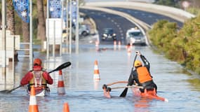 Deux hommes en kayak sur une route inondée de Palavas-les-Flots, ce samedi 23 novembre