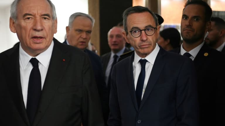 Le Premier ministre François Bayrou (g) et le ministre de l'Intérieur Bruno Retailleau arrivent à la préfecture d'Eure-et-Loir pour présenter la réforme de l'administration territoriale de l'État, le 8 juillet 2025 à Chartres