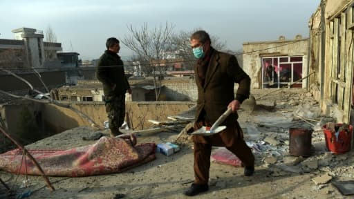 Des Afghans déblaient après l'attentat contre un restaurant français le 2 janvier 2016 à Kaboul