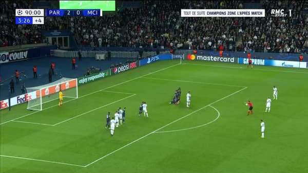 Sur le deuxième coup franc de Riyad Mahrez deux minutes plus tard, Mbappé se positionne derrière le mur, Messi prend place dans la surface