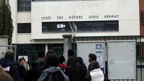Des jeunes entrent dans le lycée Louis Armand le 25 mars 2025 à Yerres, en banlieue parisienne, au lendemain du décès d'un adolescent de 17 ans poignardé devant l'établissement. 