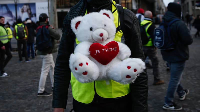 "Petit à petit on s'est donné la main et maintenant on est ensemble", raconte Claudie (image d'illustration, manifestation gilets jaunes du 8 décembre à Paris)