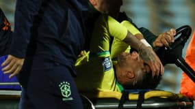 Neymar sort en pleurs sur civière après une blessure au genou gauche lors du match Uruguay-Brésil (2-0, qualifs Mondial 2026), le 17 octobre 2023