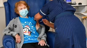 Margaret Keenan, une grand-mère britannique de 90 ans, reçoit pour la première fois dans le monde le vaccin Pfizer/BioNTech contre le Covid-19, le 8 décembre 2020 à Coventry en Angleterre.