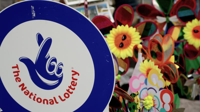 La main qui sourit et croise ses doigts, emblème de la National Lottery.