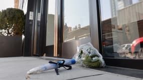Un bouquet de fleurs déposé devant l'appartement new-yorkais où L'Wren Scott, compagne de Mick Jagger, s'est donné la mort lundi.