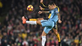 Le joueur d'Arsenal Alexis Sanchez caché par Kolarov de Manchester City