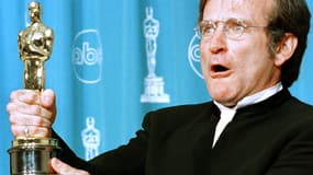 Robin Williams, ici en 1998 lors de la cérémonie des Oscars, était atteint de la maladie de Parkinson selon sa femme.