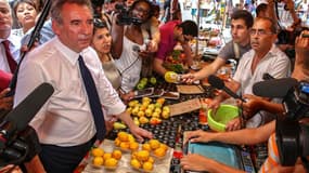 Francois Bayrou sur un marché de Saint-Denis, à la Réunion. Le candidat centriste à la présidentielle a exhorté dimanche la Réunion à "produire local" et proposé une version tropicale de son mot d'ordre, "produire en France", en s'offusquant de découvrir