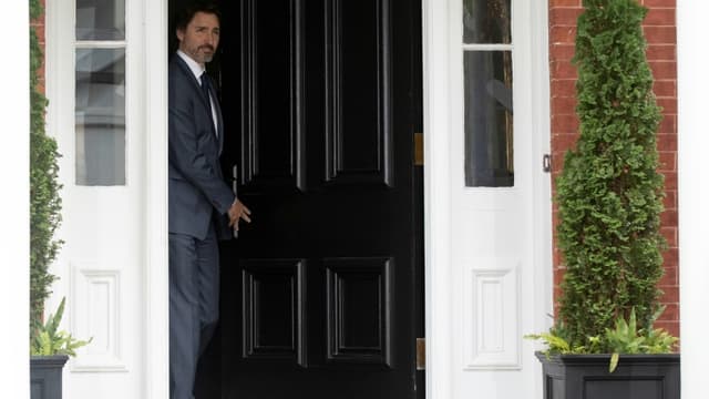 Le Premier ministre canadien Justin Trudeau sort de Rideau Cottage, sa résidence de fonction à Ottawa, pour son point de presse quotidien sur le coronavirus, le 25 juin 2020.