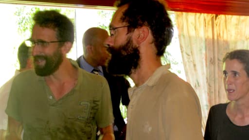 Les trois adultes de la famille Moulins-Fournier après leur libération, le 19 avril 2013 à Yaoundé, au Cameroun