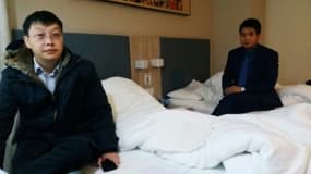 Les avocats du dissident chinois Wu Gan, Yan Xin (g) et Ge Yongxi (d), dans leur chambre d'hôtel après la condamnation à huit ans de prison de Wu Gan, le 26 décembre 2017 à Tianjin