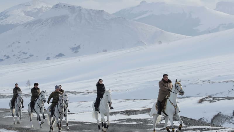 Kim Jong Un visite des sites de batailles au Mont Paektu, à cheval, le 4 décembre 2019