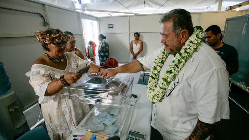 Un homme glisse son bulletin de vote dans l'urne à Faa'a, en Polynésie française, lors du premier tour des élections législatives le 3 juin 2017. 