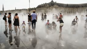 Des habitants de Bordeaux tentent de se rafraîchir dans un miroir d'eau, le 27 mai 2017