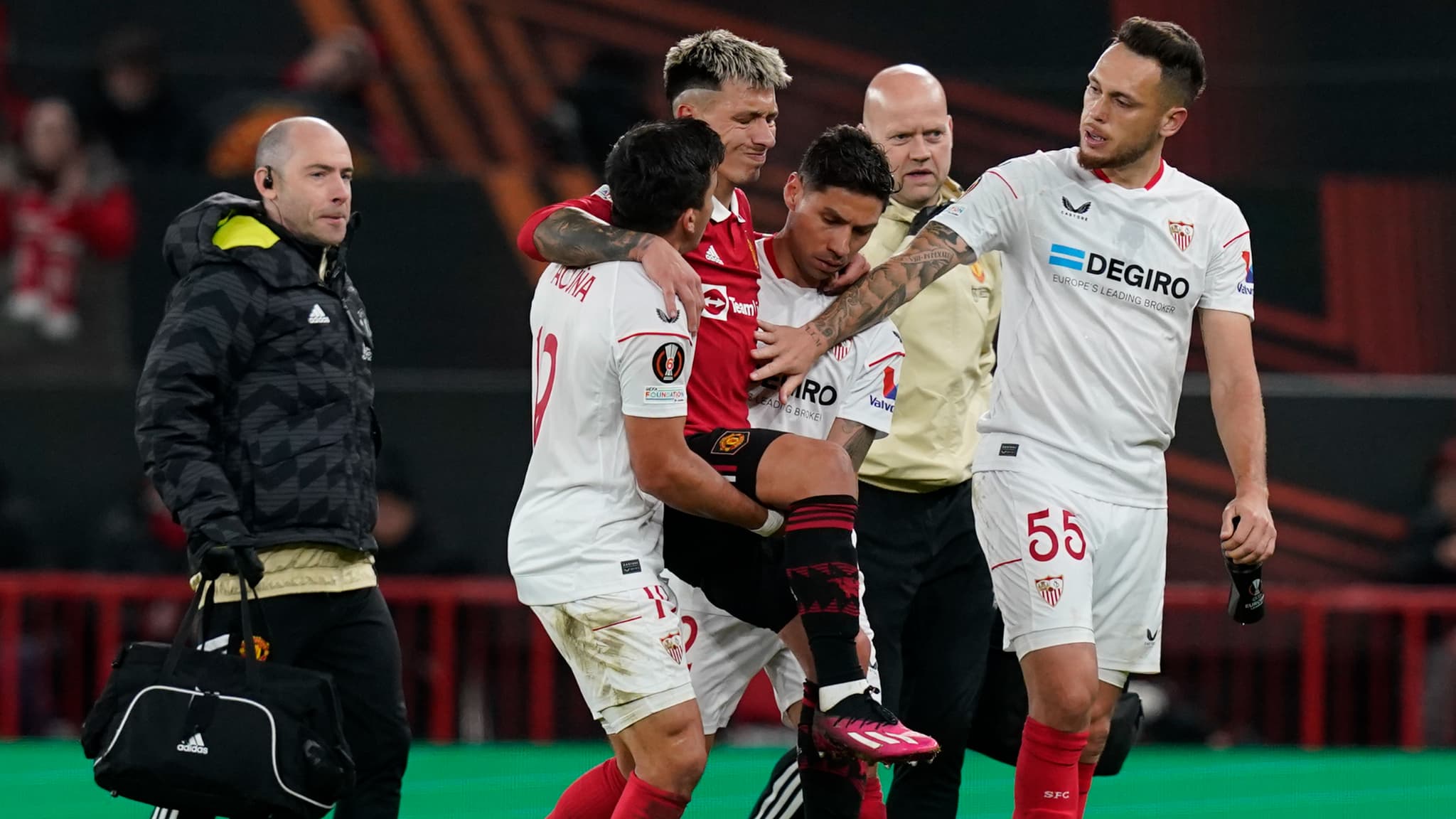 Preocupación tras la lesión de Martínez, evacuada por jugadores… del Sevilla