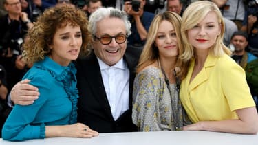George Miller, entouré des trois jurées Valeria Golino, Vanessa Paradis et Kirsten Dunst à Cannes le 11 mai 2016