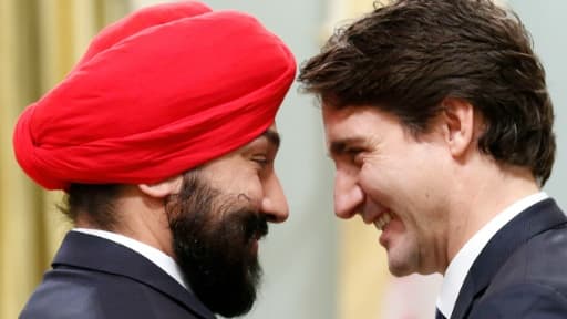 Navdeep Bains, ministre du développement économique, d'origine sikhe, et le Premier ministre Justin Trudeau à Ottawa le 4 novembre 2015