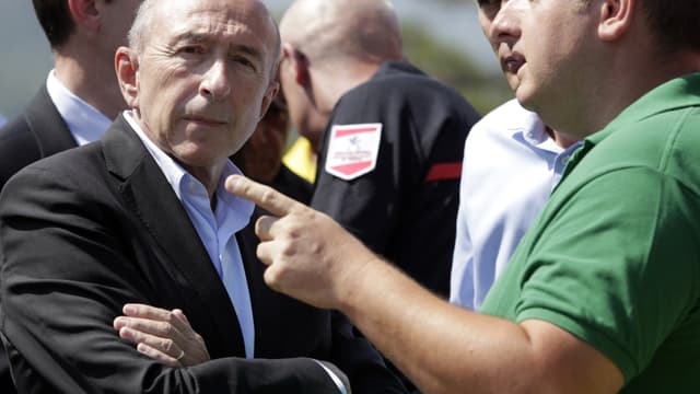 Le ministère de l'Intérieur Gérard Collomb, lors d'une visite auprès de pompiers à Palneca, en Corse, le 5 août 2017.