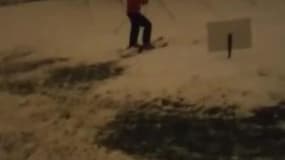 Un skieur dévale les pentes du jardin en dessous du Sacré-Cœur à Paris - Témoins BFMTV