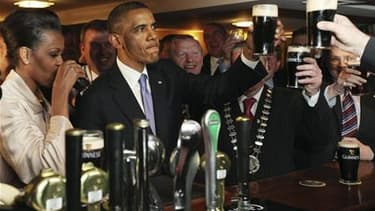 Barack Obama et son épouse Michelle, dans un pub irlandais, dans le petit village de Moneygall, où le président américain a effectué lundi un pèlerinage sur les traces de l'un de ses arrière-arrière-arrière grand-pères. Irlandais en Irlande, Britannique à